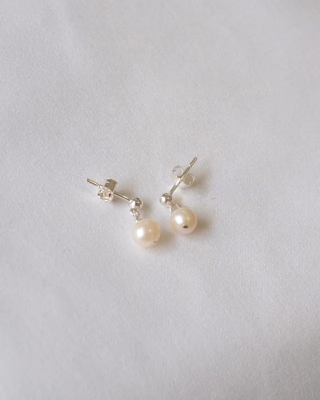 Ladies earrings sister sets-Pearl simple stud earrings (Silver)