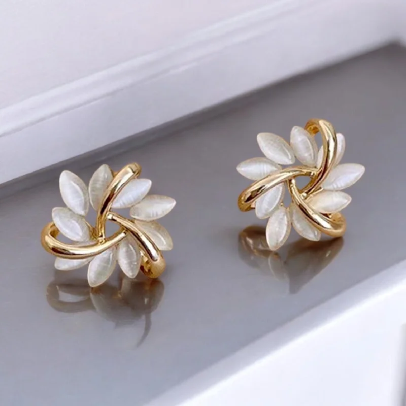 Ladies earrings vintage vibes-Beautiful White and Gold Flower Stud Earrings