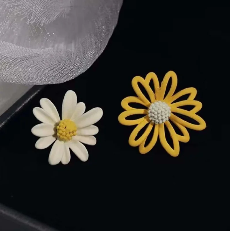 Ladies earrings limited editions-Beautiful Yellow and White Mismatched Flower Stud Earrings